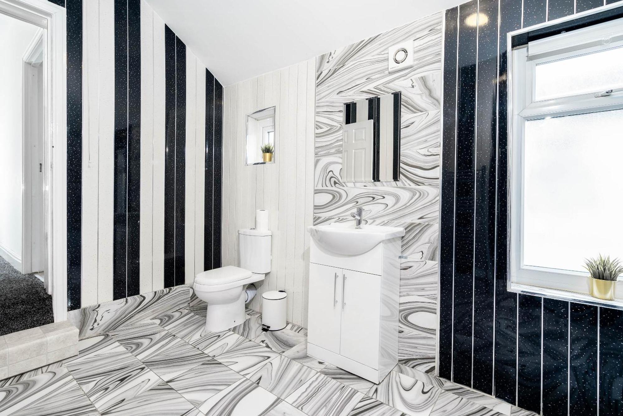 Five Bedroom Townhouse - Near City Centre - Edgbaston - On Street Parking - Wifi - Netflix - 974P Birmingham Eksteriør billede